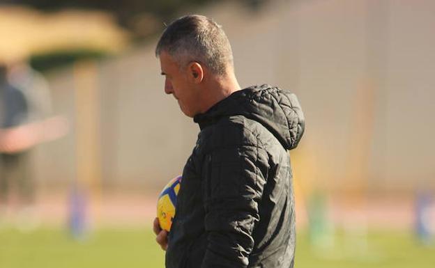Lucas Alcaraz dimite como entrenador del Almería
