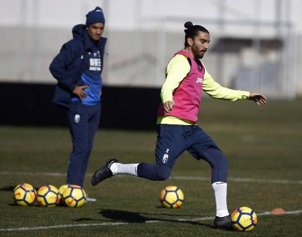 Chico Flores se enfrenta al club en el que se hizo famoso marcando a Xavi Hernández