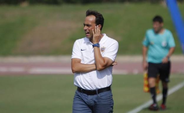 Fran Fernández continuará dirigiendo al Almería