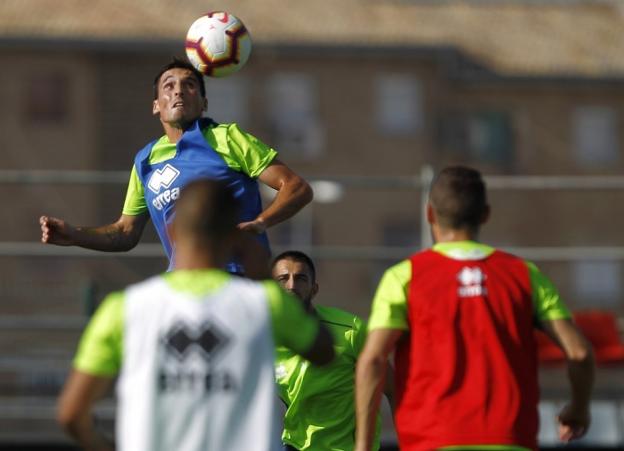 Una delantera cogida con pinzas