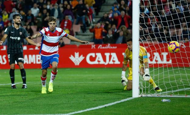 La testa de Alejandro Pozo decanta un derbi lioso