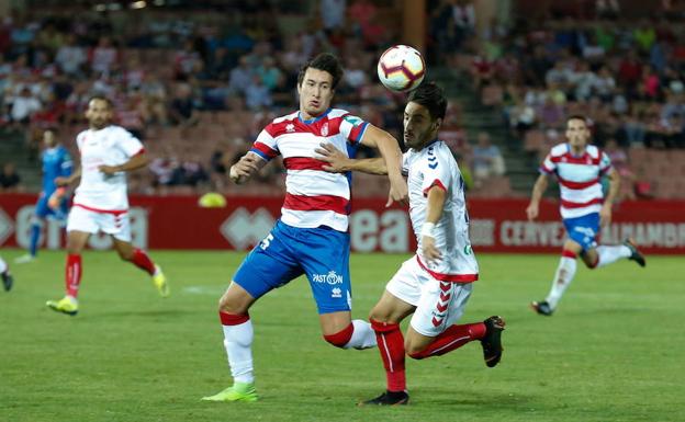 Un motor con los repuestos en el garaje