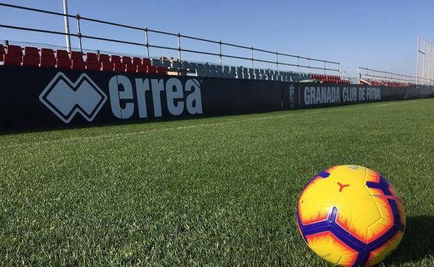 Ocho jugadores saltan al césped en una sesión voluntaria