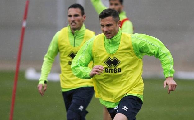 El Granada comienza a preparar el partido ante el Sporting bajo la lluvia