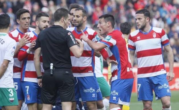 Segunda roja directa que muestra Díaz de Mera al Granada esta temporada
