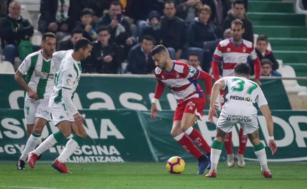 Remontada exprés del Granada en Córdoba y victoria que asegura los 50 puntos