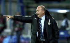 Pepe Mel da instrucciones desde la banda durante una de sus etapas como técnico del Real Betis./EFE