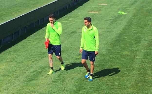 Montoro trabaja sobre el césped en la primera sesión de la semana