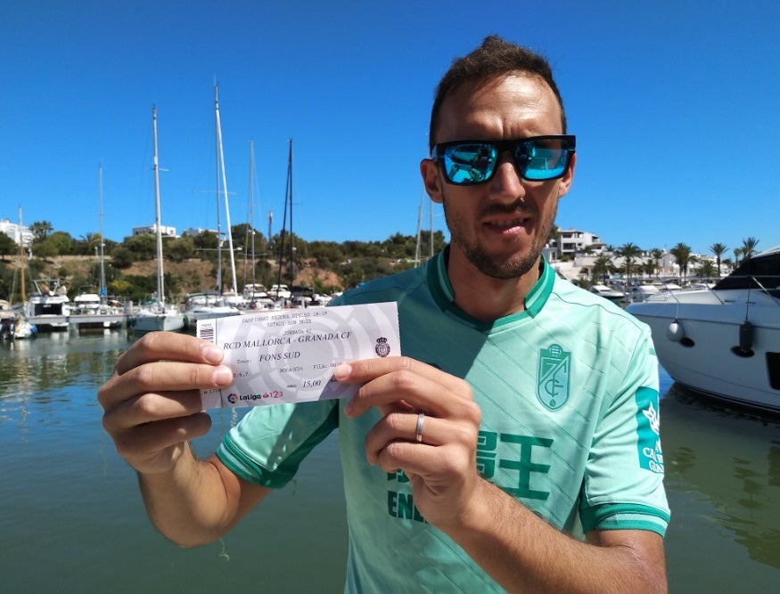 «Aquí estoy en Mallorca con mis dos entradas en el bolsillo»