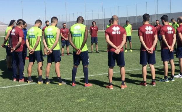 Emotivo minuto de silencio de la plantilla del Granada en memoria de Reyes