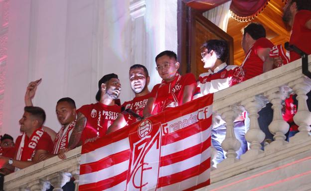 El peculiar discurso en chino del presidente del Granada en el Ayuntamiento: «Cuando entras aquí no puedes salir»