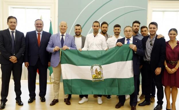 El Granada recibe la bandera de Andalucía