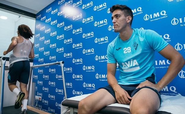 Martínez vuelve con el Eibar y ya espera la decisión de Mendilibar