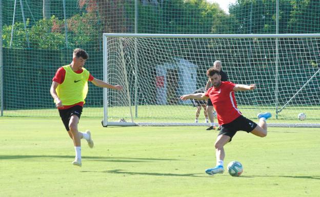 Sesión suave en la primera práctica sobre el césped del Marbella Football Center