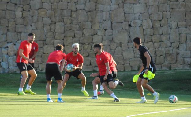 El grupo vuelve al trabajo en una sesión con charla y protagonismo de balón