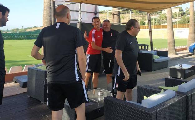 Fede San Emeterio se reencuentra con sus ex compañeros en el Marbella Football Center