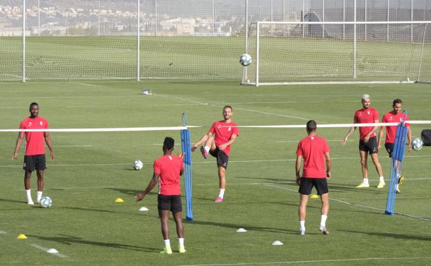 Cónclave de la cúpula al finalizar un entrenamiento con una nueva cara