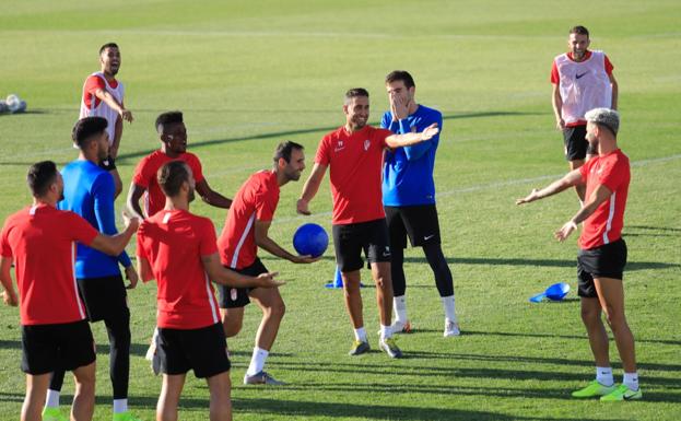 Martínez se queda en el gimnasio en la primera sesión de la semana