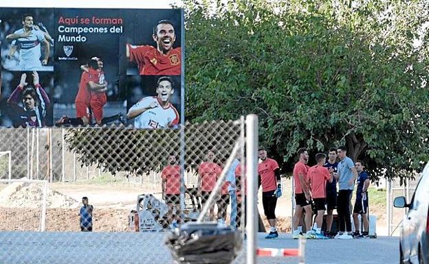 Carlos Fernández se despide de sus compañeros en Sevilla y renueva su contrato