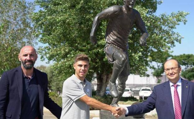 Pozo renueva su contrato con el Sevilla hasta 2023