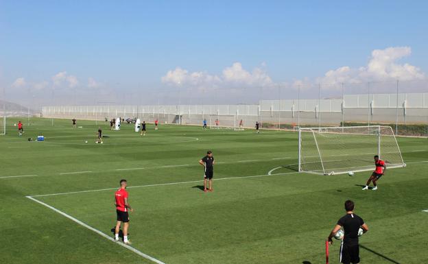 Yan Eteki empieza a tocar balón en una sesión de recuperación