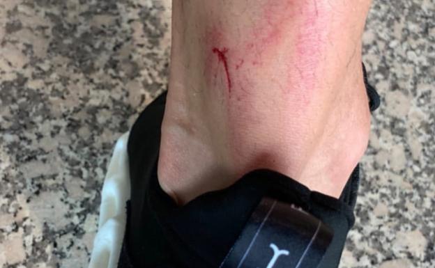 Soldado muestra la prueba del 'delito'