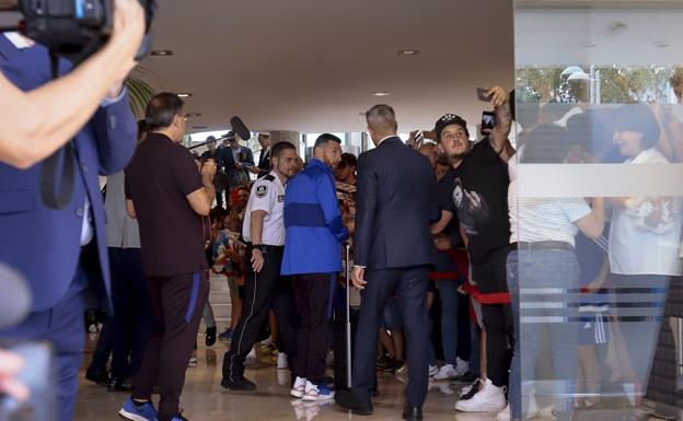 El Barça llega al hotel levantando la ilusión y también algunas quejas de culés granadinos