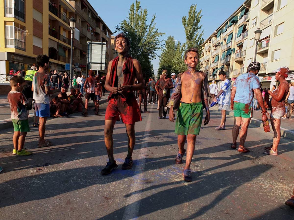 Guadix se inunda de color con el Cascamorras