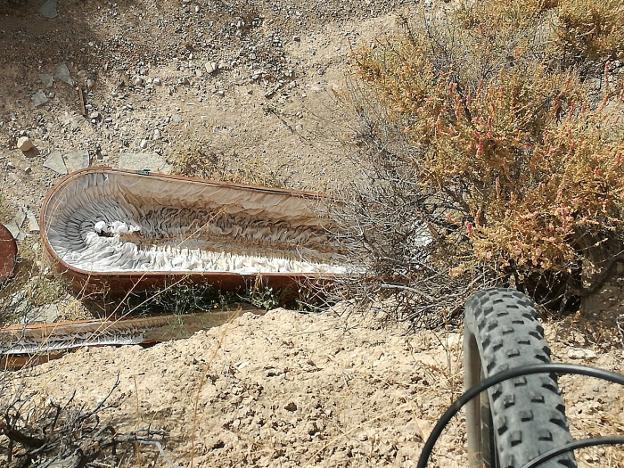Hallan un féretro tirado en una rambla de Alicún
