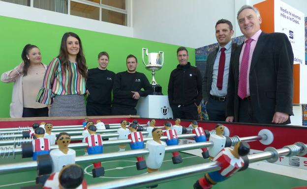 La Copa del Rey visita el concesionario de SEAT