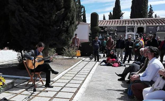 El Día de la República culminan con un homenaje en el Cementerio