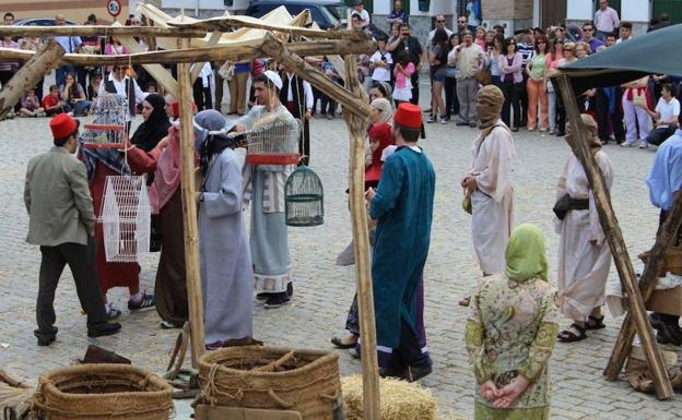 La Oficina de Turismo de Guadix dispone ya de los trajes turcos para el aniversario de Indiana Jones