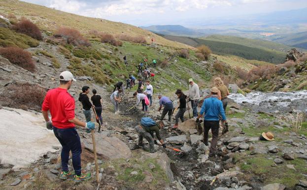 Recuperan la acequia de la Cabañuela en Jérez del Marquesado después de 15 años de abandono