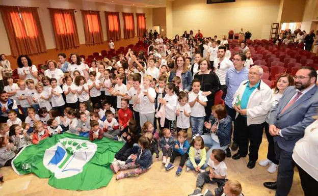 La Junta reconoce las prácticas medioambientales del colegio público 'Reina Isabel' de Purullena con la bandera verde de Ecoescuelas