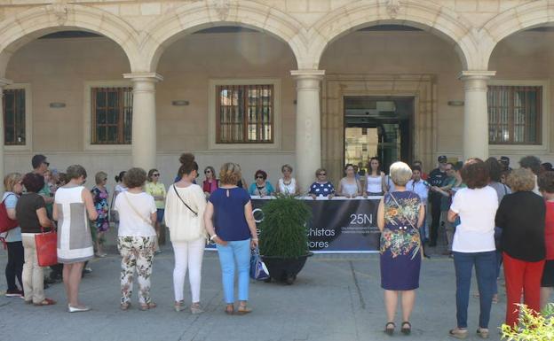 Guadix muestra su repulsa por el asesinato de una vecina de Guadahortuna