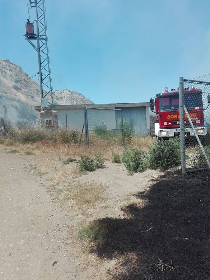 Los Bomberos de Guadix emplean dos horas en sofocar un incendio en la Rambla de los Martos de Purullena