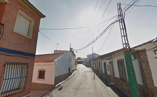 Atendido un hombre al inhalar humo por el incendio de una vivienda en La Calahorra