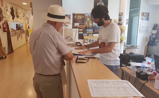 Tres de los alumnos del curso Guías del Geoparque del Cuaternario han realizado prácticas en la Oficina de Turismo y en el Centro de Interpretación