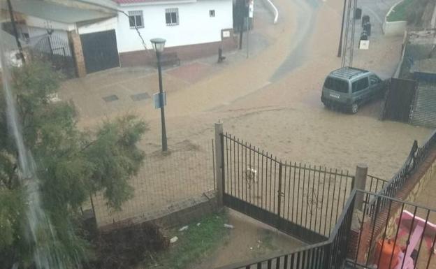 Una tromba de agua anega más de una decena de viviendas en Guadix