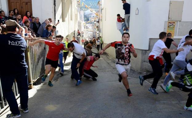 El buen tiempo anima a la participación en los encierros de La Peza
