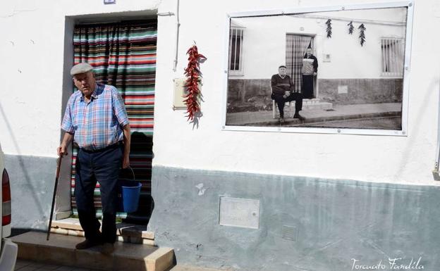 Pepe Tomás Rojas expone 'Lopera, vida de un pueblo en la pared'