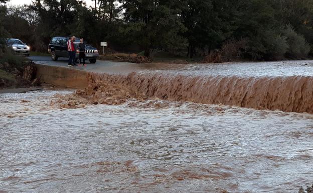 Una crecida causada por la lluvia corta el acceso a varias empresas en la zona de Guadix