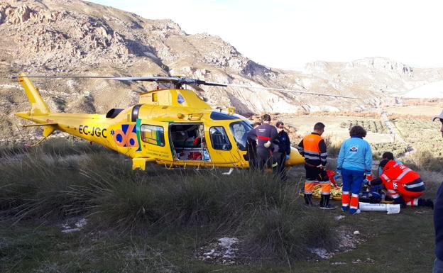 Los bomberos de Guadix rescatan a un senderista que sufrió una caída en la acequia del Toril