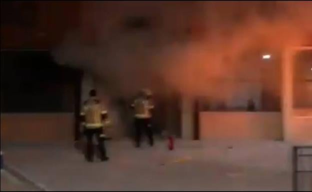 Los bomberos de Guadix sofocan un incendio en el teatro de Purullena