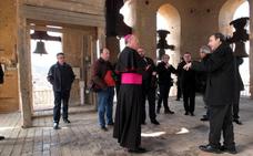 El obispo bendijo el acceso al campanario de la catedral de Guadix