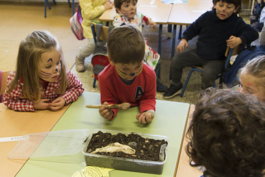 Taller de arqueología y paleontología en la semana cultural del colegio Adelantado Pedro de Mendoza