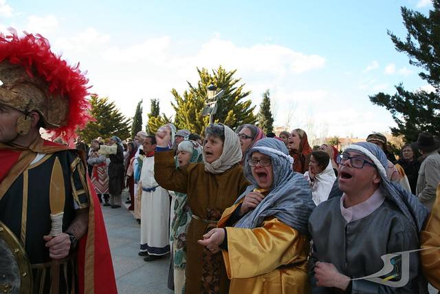 170 actores representan en Guadix el Viacrucis de la Esperanza