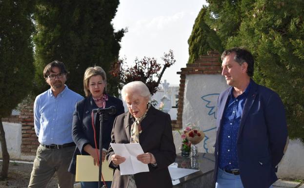 Acto institucional de conmemoración del Día de la República y de Memoria Histórica y Democrática en el cementerio