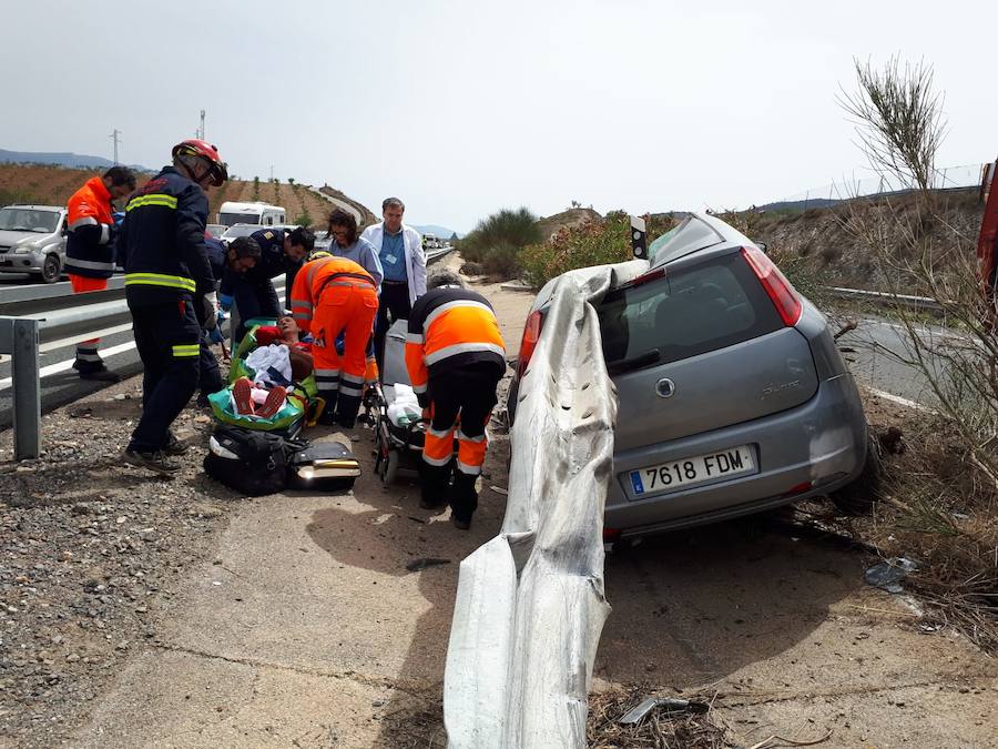 Los Bomberos de Guadix rescatan a una mujer tras un accidente en la A-92 a la altura de Huéneja