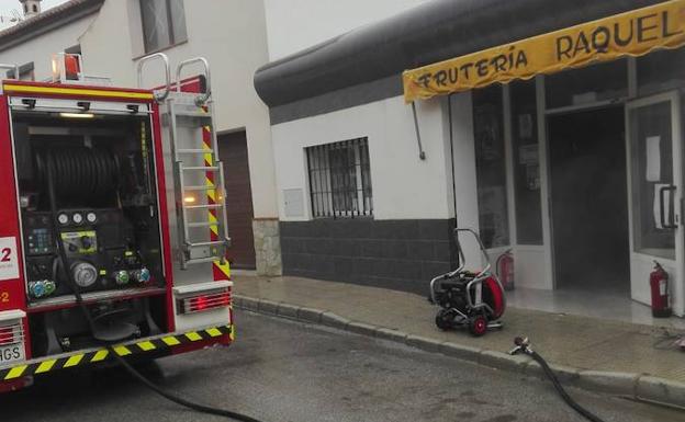 Los Bomberos emplean una hora en extinguir totalmente un incendio en una frutería de Benalúa